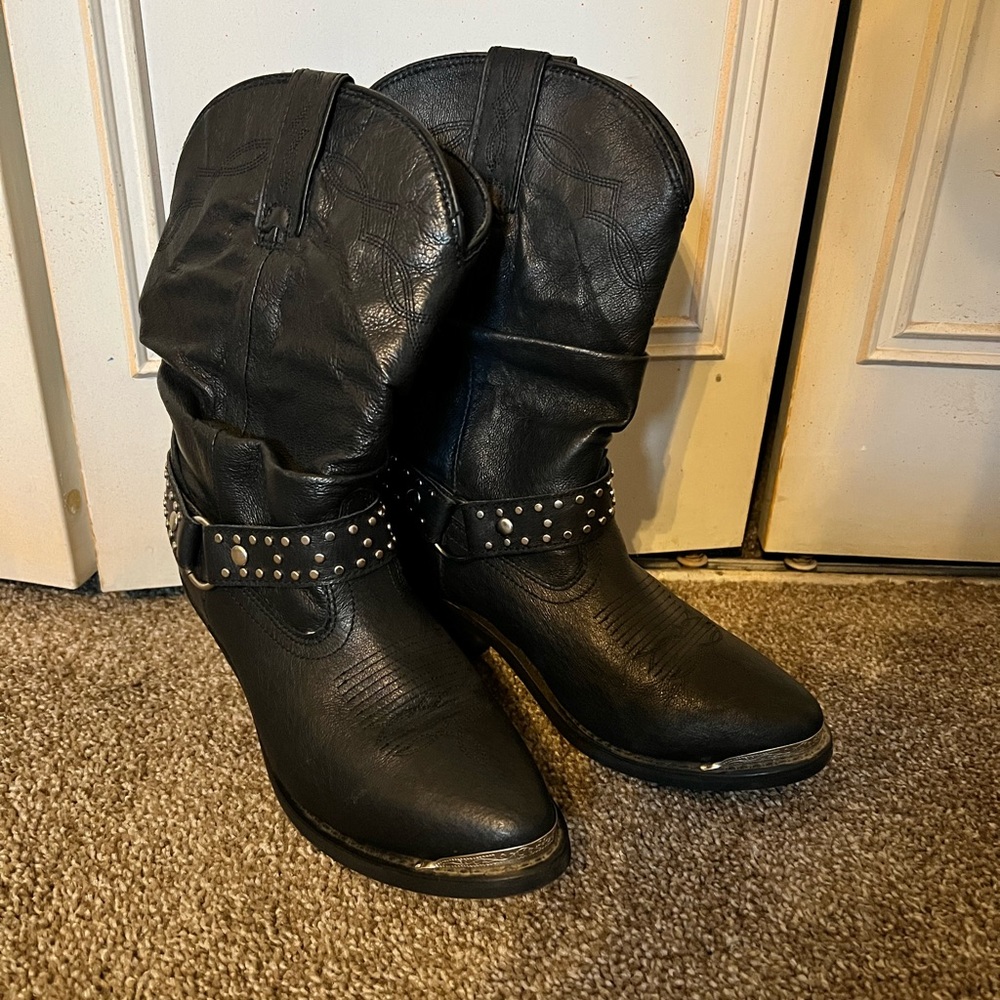 Shyanne scrunch boots size 7.5